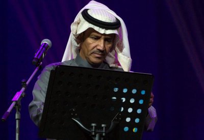 خالد عبد الرحمن يحيى حفلا غنائيا "أون لاين"