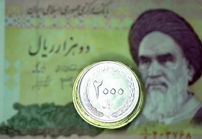هبوط تاريخي للعملة الإيرانية.. 207 آلاف ريال لكل دولار
