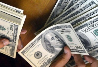 الدولار "يكسب" من مأساة كورونا الأميركية