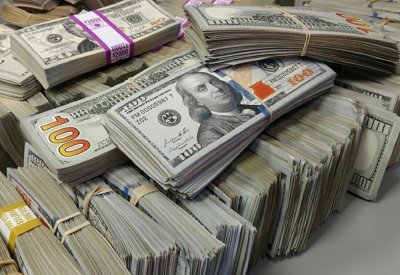 الدولار يستعيد توازنه والأنظار على مخاطر إجراءات العزل