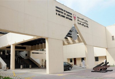 حظر إيهام بعض المحامين للمتعاملين معهم بمحاباتهم