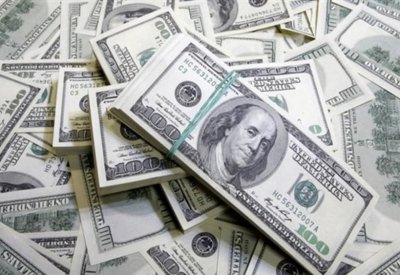 الدولار يتمسك بمكاسبه بفعل تأثير مخاوف كورونا على الأسواق