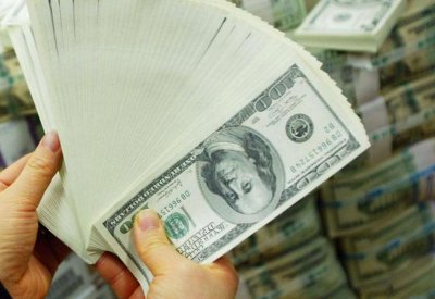 الدولار الأميركي إلى أدنى مستوياته في أسبوعين