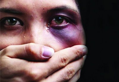 شاب يعتدي بالضرب على فتاتين غادرتا مطعما بضاحية السيف