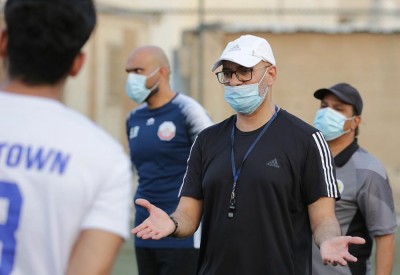 بالصور: بعد تعافيه من "كورونا".. جاسم محمد يعود لتدريب مدينة عيسى