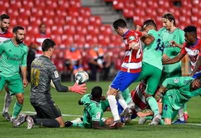 ريال مدريد يهزم غرناطة وخطوة تفصله عن لقب الدوري