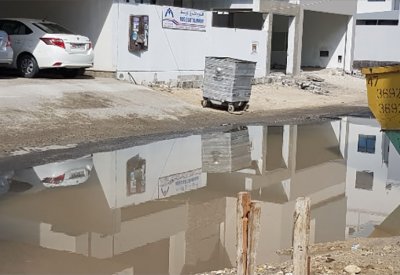 بالصور: بركة مجاري بمجمع 421 بجدحفص كل أسبوعين.. و15 دينارا للتنظيف