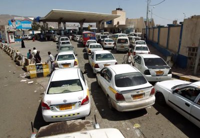 أزمة وقود خانقة في صنعاء.. طوابير لا تشمل الحوثيين