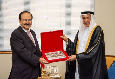 خالد بن عبد الله يشيد بجهود الدكتور ميرزا لتوثيق تطور الكهرباء والطاقة محلياً