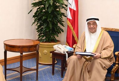 محمد بن مبارك يتسلم (دليل السياسات والإجراءات لوزارة الخارجية)