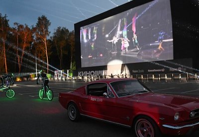 سكان باريس يشاهدون السينما من قوارب على نهر السين