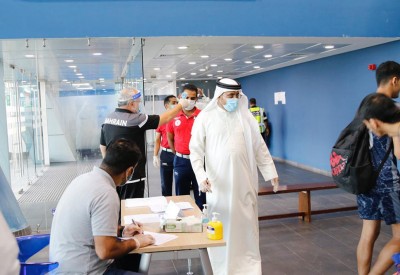 بالصور... "الطائرة" تعيد الحياة إلى الملاعب البحرينية