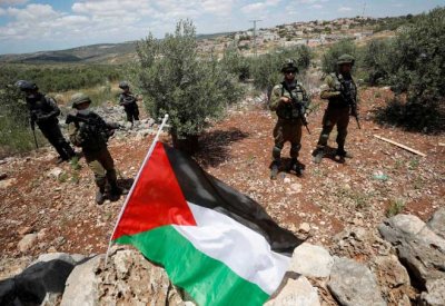 الاحتلال يعتقل 14 فلسطينيا في الضفة ويهاجم الصيادين في غزة