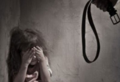 مصر.. والد يعذب ابنته ويقيدها بالسلاسل والسلطات تتدخل