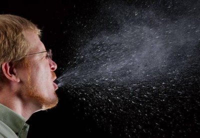معدية أم غير معدية؟ علماء يحسمون جدل "جزيئات كورونا الطائرة"