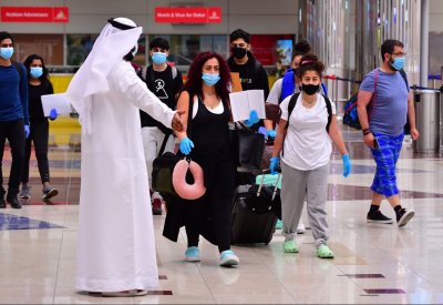 الإمارات تُلزم جميع القادمين إليها بإجراء فحص فيروس كورونا قبل السفر