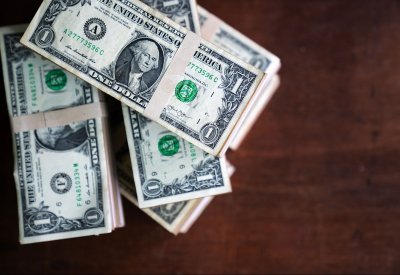 هل تغير دول الخليج ربط عملاتها بالدولار؟ فيتش تجيب