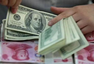 الدولار يقترب من قاع عامين.. والين يقفز