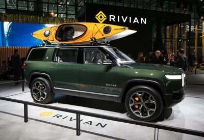 شركة Tesla تقاضي منافستها Rivian وتتهمها بسرقة أسرارها