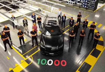لامبورغيني تحتفل بصنع 10,000 مركبة أوروس