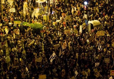الآلاف يتظاهرون ضد نتانياهو أمام مقر إقامته