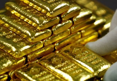 الذهب يبلغ مستوى قياسيا والفضة تقفز أكثر من ستة بالمئة