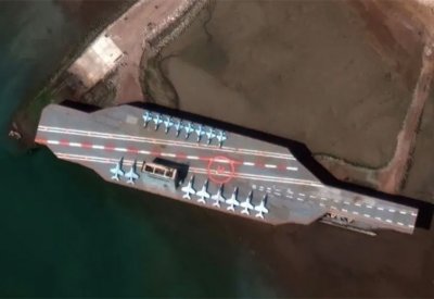 ما هدف مناورات إيران على حاملة طائرات وهمية بمضيق هرمز؟
