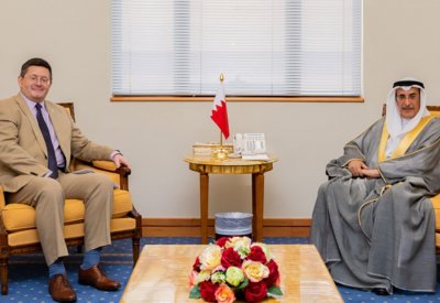 نائب رئيس مجلس الوزراء يبحث مع السفير البريطاني سبل تعزيز التعاون