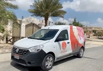 بالصور: سيارة متنقلة لتفصيل ثوب العيد.. أعداء كورونا يؤيدون المشروع