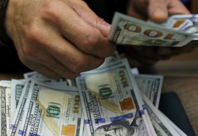 الدولار ينخفض لأدنى مستوى في عامين قبل بيان الاحتياطي الاتحادي