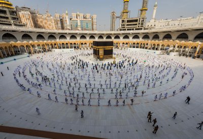 حجاج بيت الله الحرام يؤدون طواف الإفاضة