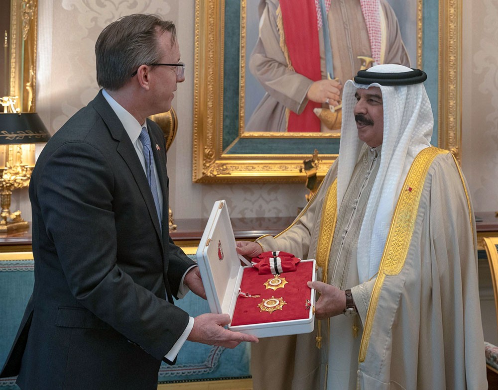 جلالة الملك المفدى يستقبل السفير الأمريكي ويمنحه وسام البحرين من الدرجة الأولى