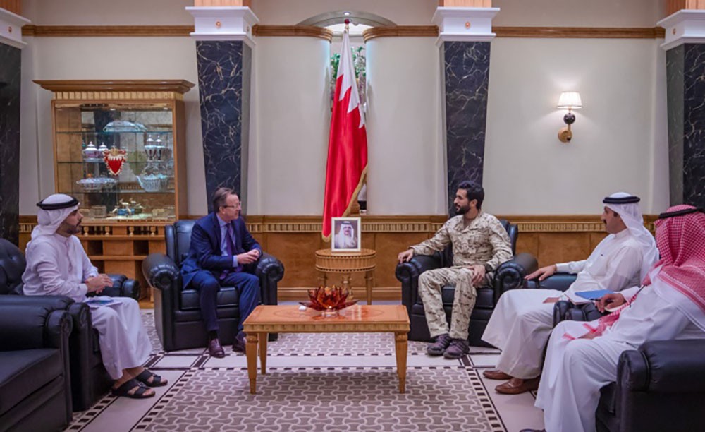 ناصر بن حمد يستقبل السفير الأمريكي بمناسبة انتهاء عمله