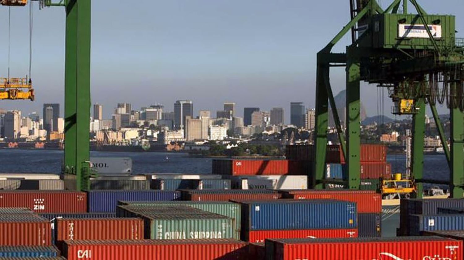 العجز التجاري الأميركي يرتفع 9.7% مع هبوط قياسي للصادرات