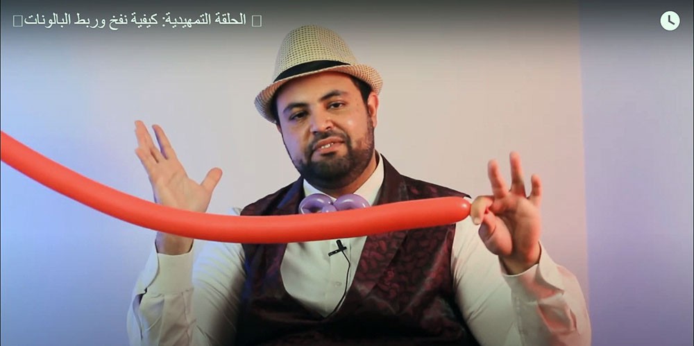 بالفيديو: السليس.. أستاذ بجامعة البحرين صباحا ومدرب تشكيل بالونات عصرا