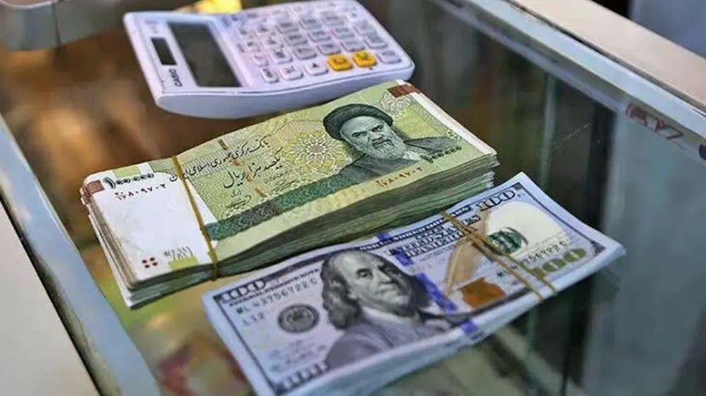 عملة إيران تواصل الانهيار.. سعر الدولار بالسوق 5 أمثال السعر الرسمي