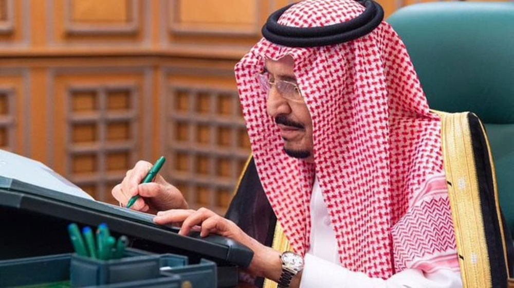 الملك سلمان يوجه بتمديد تأشيرات وإقامة الوافدين