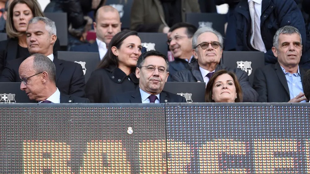 رئيس برشلونة يتهم "تقنية الفيديو" بالانحياز إلى ريال مدريد
