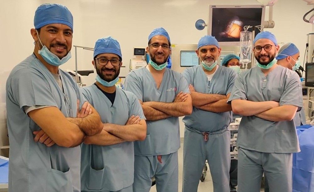 مستشفى الملك حمد الجامعي يجري عملية معقدة استغرقت أربع ساعات لاستئصال ورم أسفل المريء