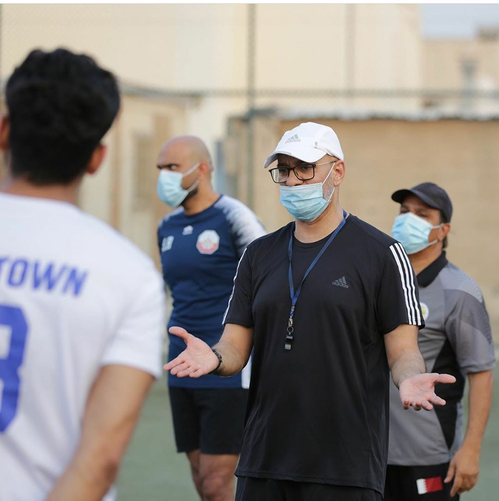 بالصور: بعد تعافيه من "كورونا".. جاسم محمد يعود لتدريب مدينة عيسى