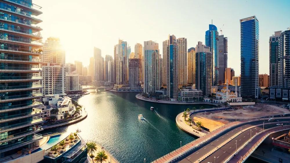 الإمارات.. عودة التأشيرات السياحية قريباً