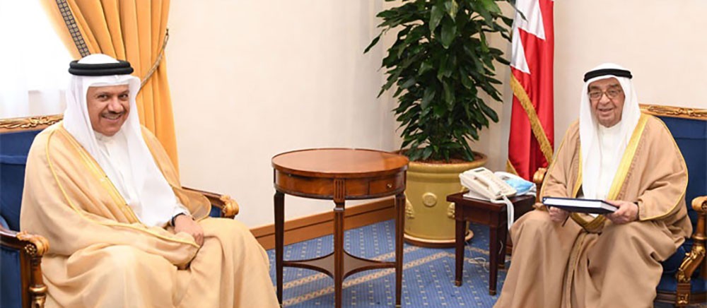 محمد بن مبارك يتسلم (دليل السياسات والإجراءات لوزارة الخارجية)