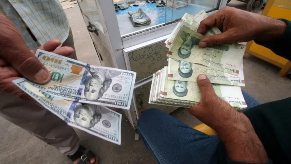العملة الإيرانية تواصل الإنهيار.. والدولار يتجاوز 24 ألف تومان