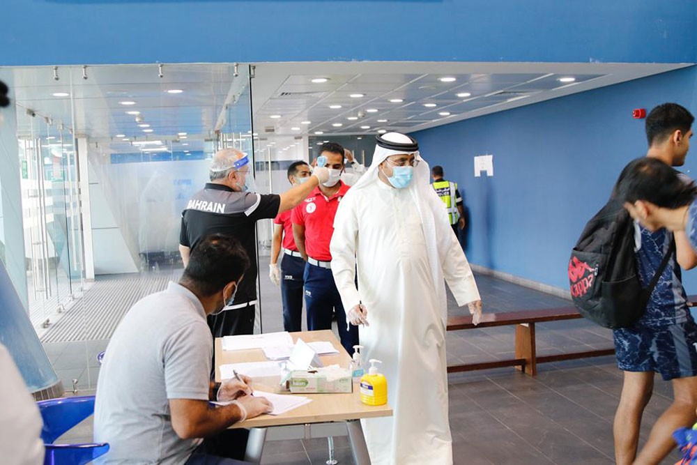 بالصور... "الطائرة" تعيد الحياة إلى الملاعب البحرينية