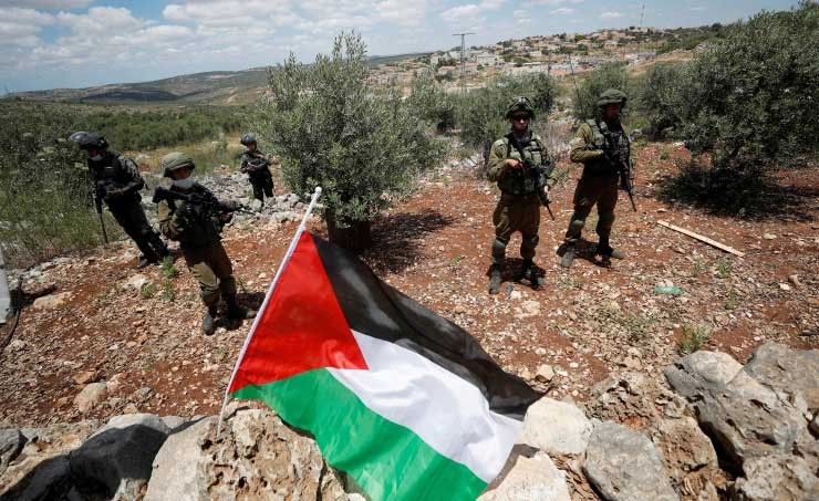 الاحتلال يعتقل 14 فلسطينيا في الضفة ويهاجم الصيادين في غزة
