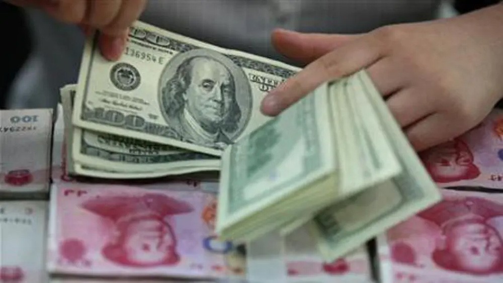 الدولار يقترب من قاع عامين.. والين يقفز