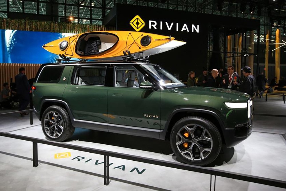 شركة Tesla تقاضي منافستها Rivian وتتهمها بسرقة أسرارها