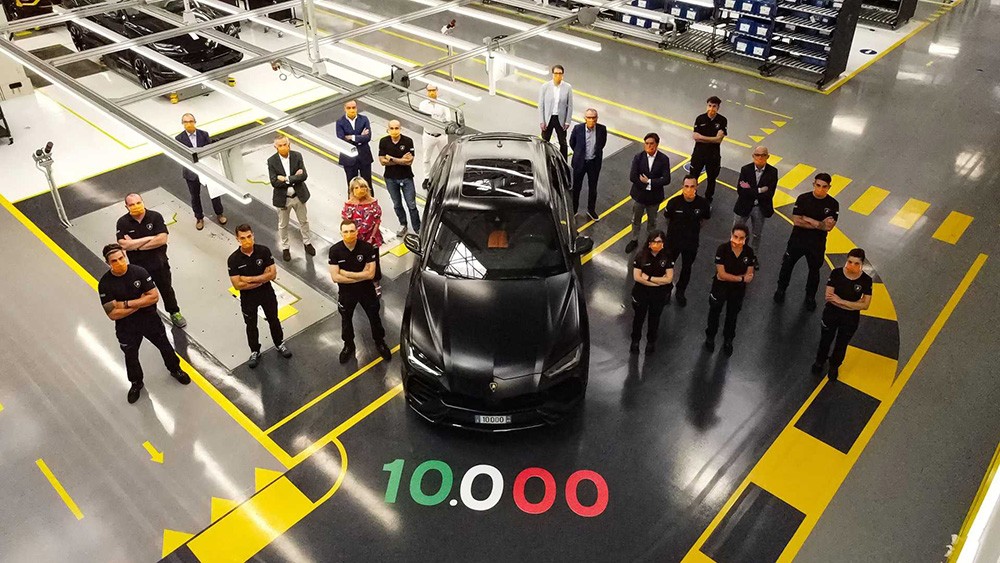 لامبورغيني تحتفل بصنع 10,000 مركبة أوروس