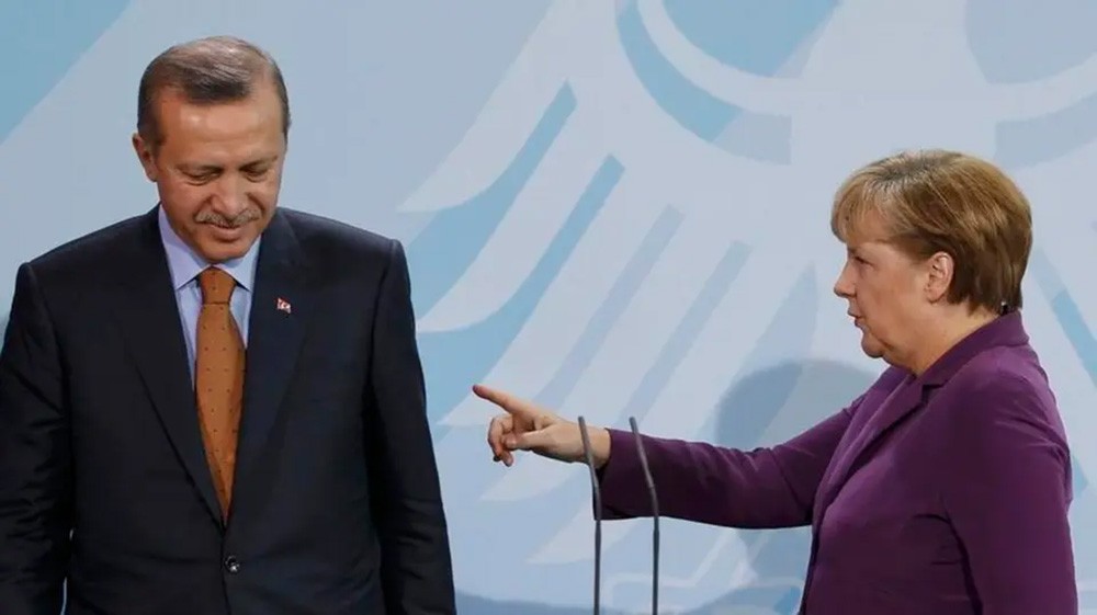 ميركل لأردوغان.. مواجهة اليونان تعني الحرب مع أوروبا