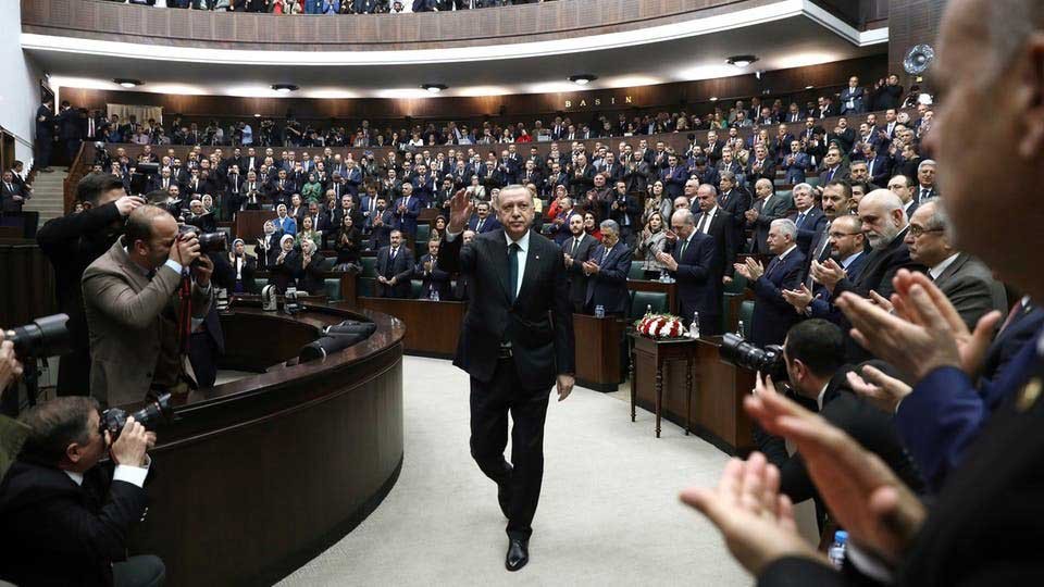برلمان تركيا يقر قانوناً مثيراً للجدل.. خنق مواقع التواصل